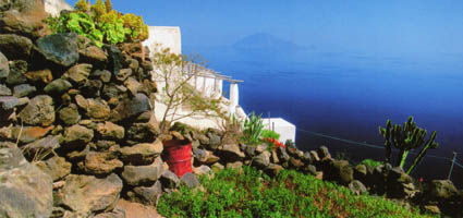 Isole Eolie, Alicudi casa con vista su Filicudi.