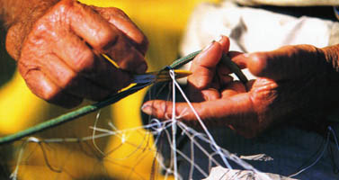Isole Eolie, si riparano le reti da pesca.