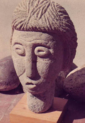 Artista eoliano Silvano, scultura in pietra, testa di donna.