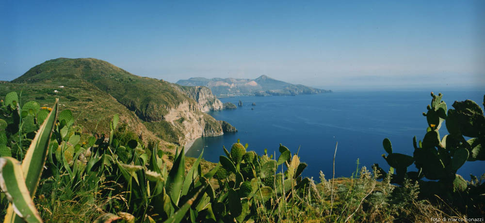 Isole Eolie, Lipari: Panorama da Quattrocchi, Vallemuria, i Faraglioni, sullo sfondo Vulcano.