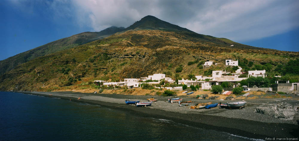 Isole Eolie, Stromboli: vista del vulcano dalla spiaggia nera di Scari.